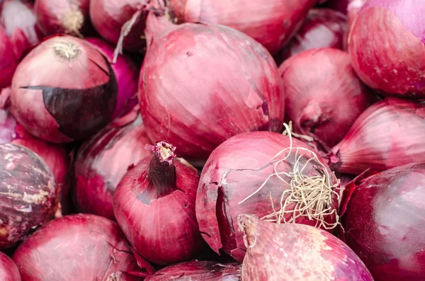 Heap of red onions — Stock Photo, Image