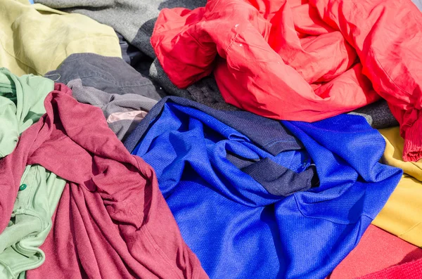 Roupas em uma banca de mercado — Fotografia de Stock