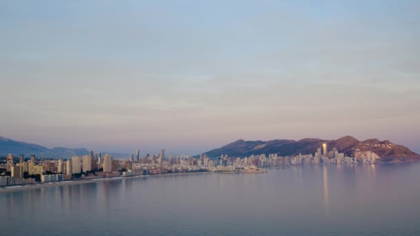 Zonsondergang op het strand van Benidorm — Stockvideo