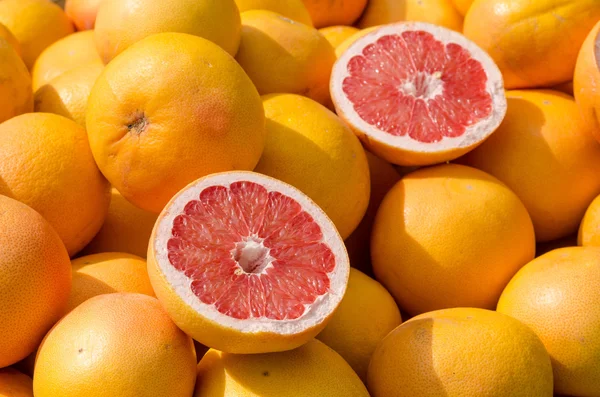 Pomelos en un puesto del mercado callejero —  Fotos de Stock