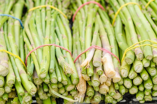 Espargos verdes em um mercado de rua — Fotografia de Stock