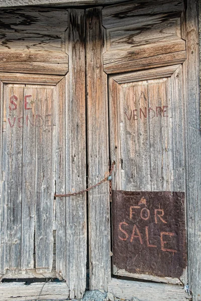 Puerta vieja con manuscrito "para la venta " —  Fotos de Stock