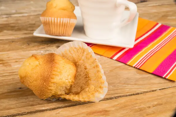 Muffin met verfrommeld papier — Stockfoto