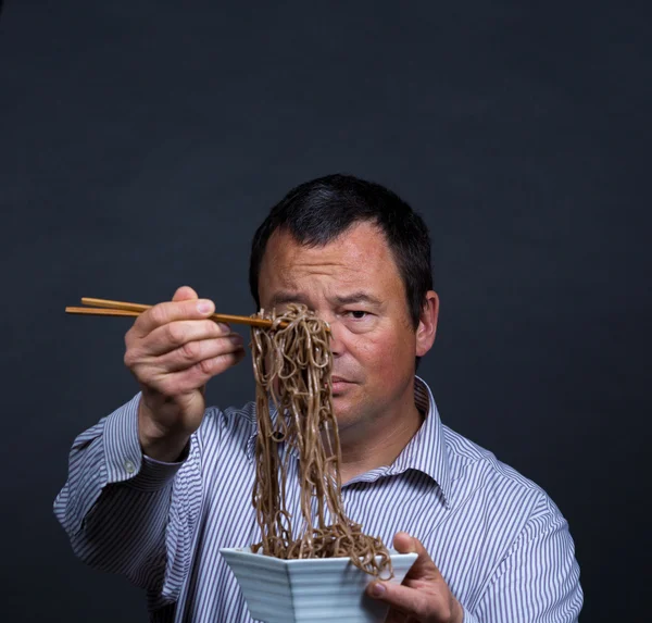 Mann hat Ärger mit Essstäbchen — Stockfoto