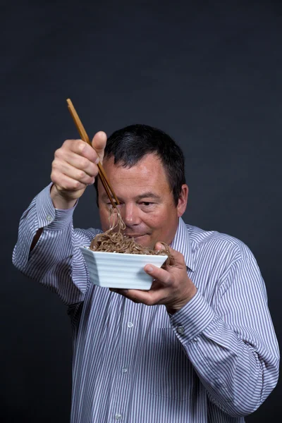 Man has Trouble with chopsticks — Stock Photo, Image