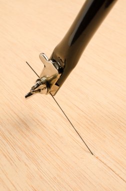 bir tahta üzerinde küçük fretsaw