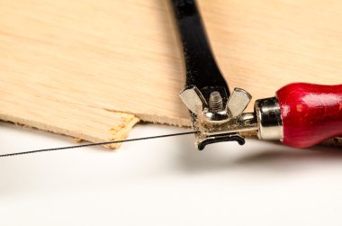 bir tahta üzerinde küçük fretsaw