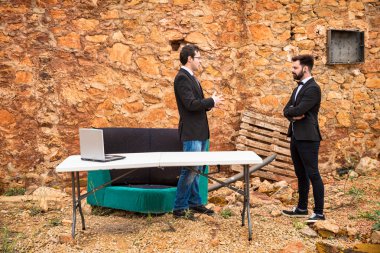 Genç İşadamları bir şey tartışırken