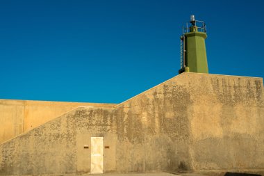 Yeşil işaret üstüne beton duvar