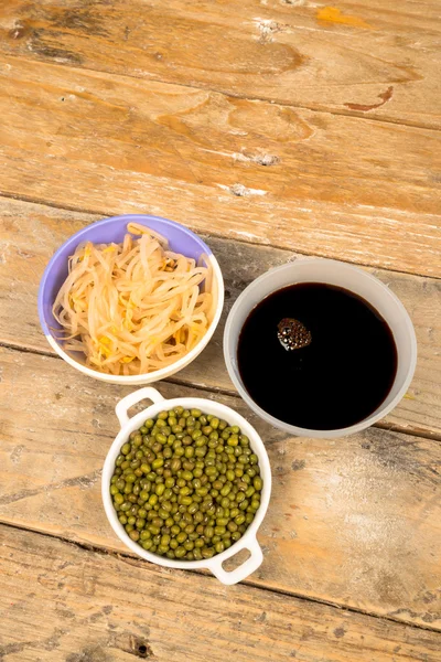 Fagioli di soia, germogli e salsa — Foto Stock