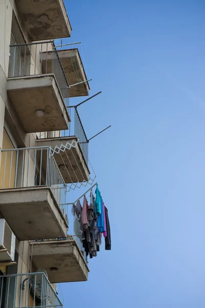 Lavado en balcones de un edificio — Foto de Stock