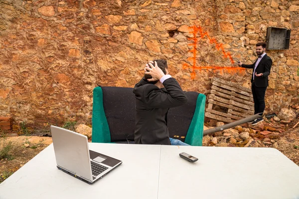 Junge Kerle, die in einem Grunge arbeiten — Stockfoto