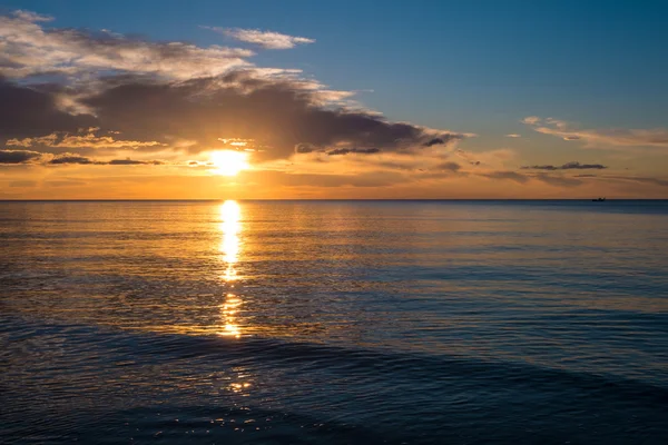 日の出地中海ビーチ — ストック写真
