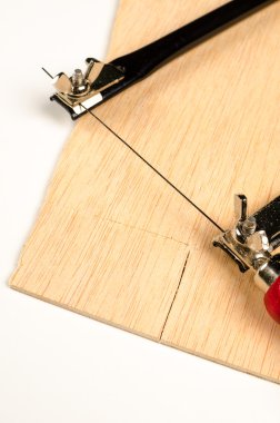 bir tahta üzerinde küçük fretsaw