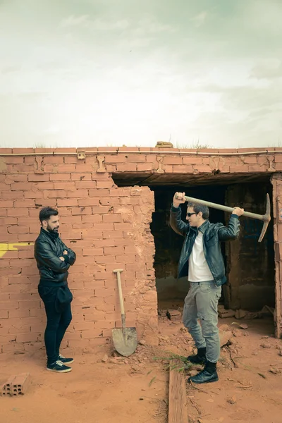 Guy trekken van een muur — Stockfoto