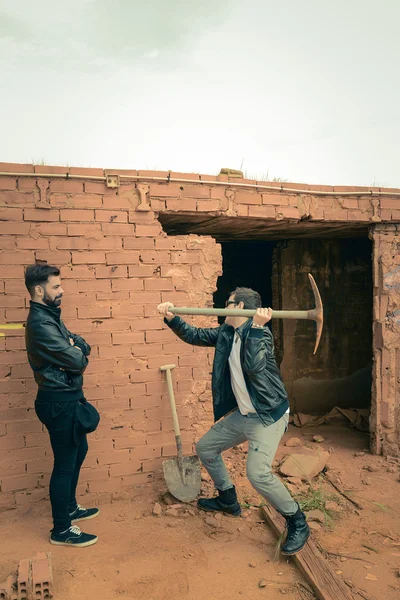 Tvrdě pracující chlapík a divák — Stock fotografie