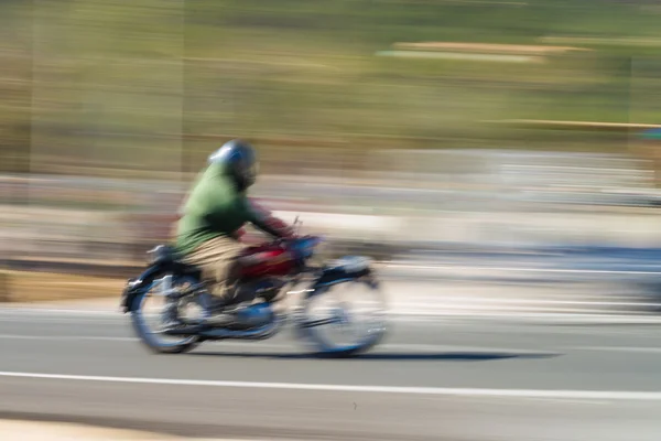 Uomo sulla moto moto sfocatura — Foto Stock