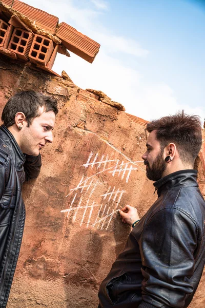 Ragazzi contando giorni con segni di gesso — Foto Stock