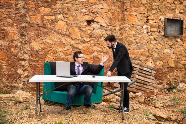 Argument ensuing in a grunge office — Stock Photo, Image