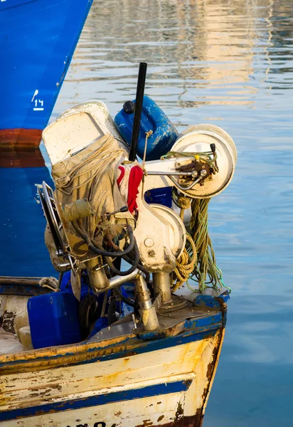 Barco de pesca e equipamento — Fotografia de Stock