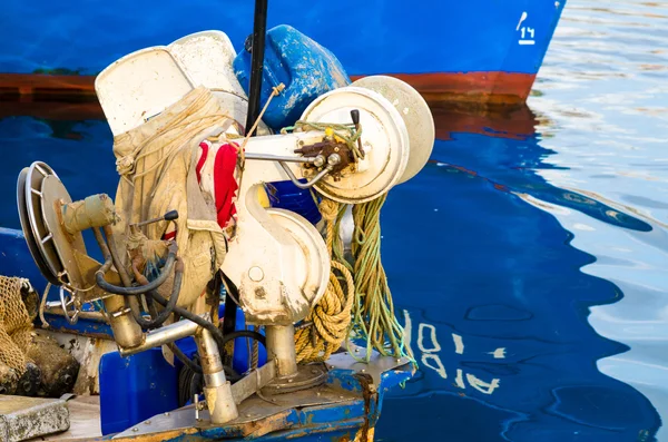 Barco de pesca e equipamento — Fotografia de Stock