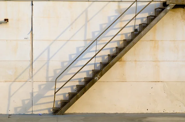 Escalera de hierro en el exterior —  Fotos de Stock