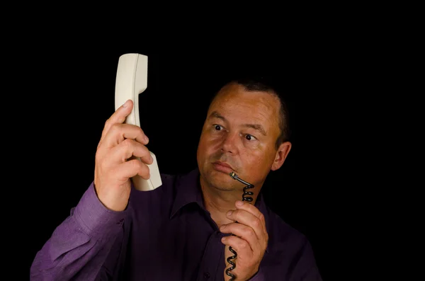 Homem segurando um aparelho — Fotografia de Stock