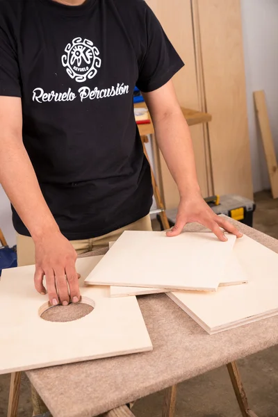 Artista montando un instrumento de precusión — Foto de Stock