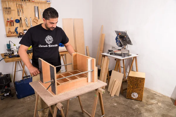 Assembling a cajon flamenco — Stock Photo, Image