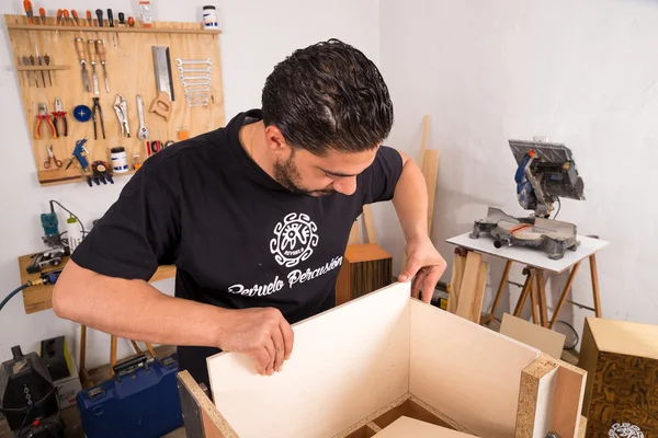 Assembling a cajon flamenco — Stock Photo, Image