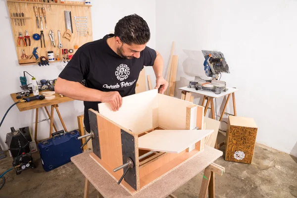 Assembling a cajon flamenco — Stock Photo, Image