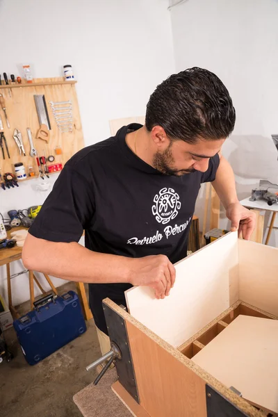 Assembling a cajon flamenco — Stock Photo, Image