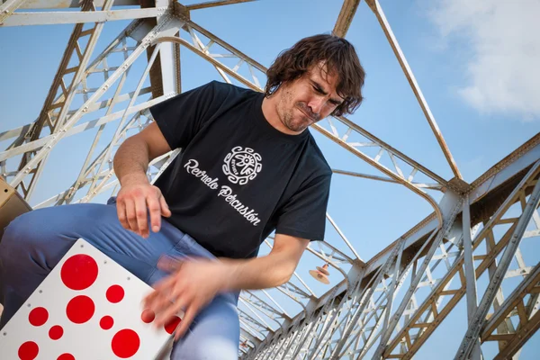 Percussionista de flamenco jogando em cajon — Fotografia de Stock