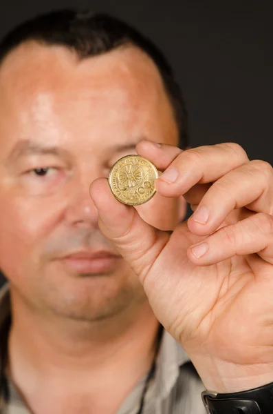 Hombre sosteniendo moneda griega — Foto de Stock