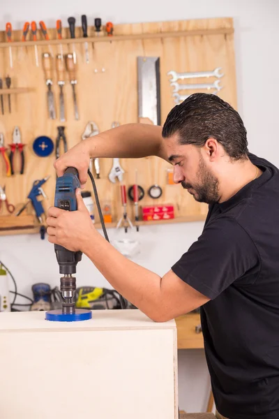 Esnaf bir delik testere kullanarak — Stok fotoğraf