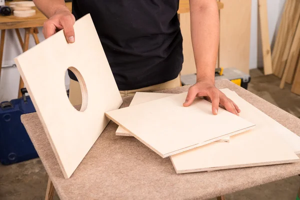 Artistan assembling a precussion instrument — Stock Photo, Image