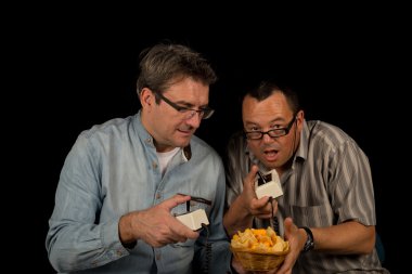 Oyun kontrolleri tutan çocuklar