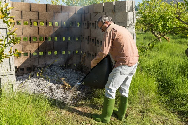 Éteindre un incendie agricole — Photo