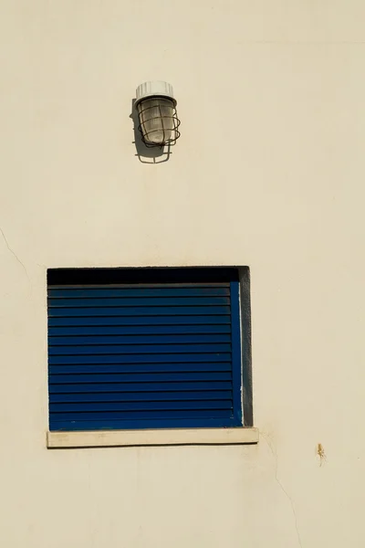 Blue window on a whitewashed wall — Φωτογραφία Αρχείου