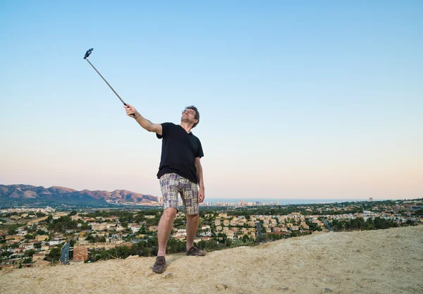 Man met selfie stick — Stockfoto