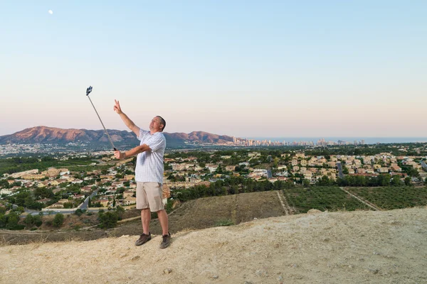 Tipo con palo de selfie — Foto de Stock