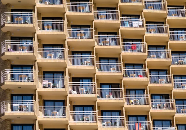 Balcons sur un haut bâtiment — Photo