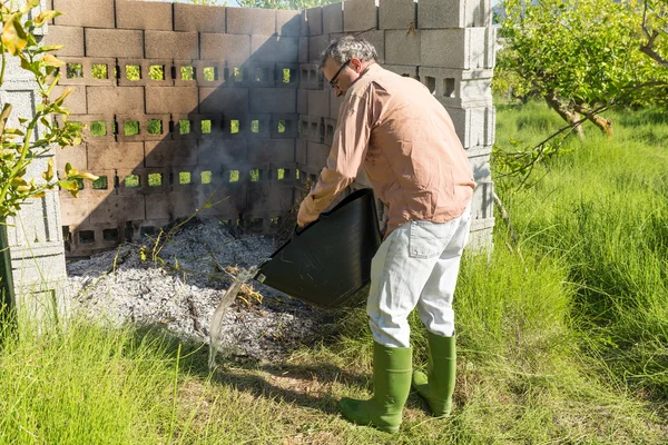 Lägger ut en jordbruks eld — Stockfoto