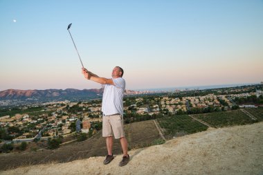 Adam selfie sopa ile