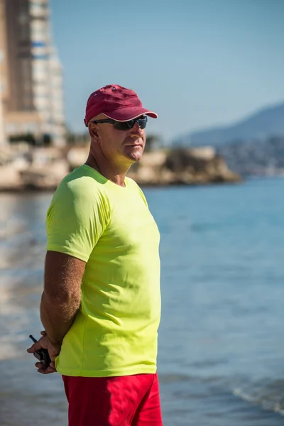 Lifeguard staande op de oever — Stockfoto