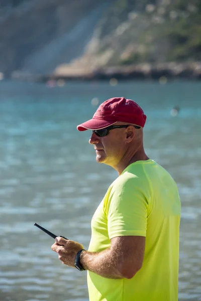 Livräddare stående på stranden — Stockfoto