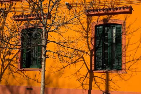 Facciata arancione casa — Foto Stock