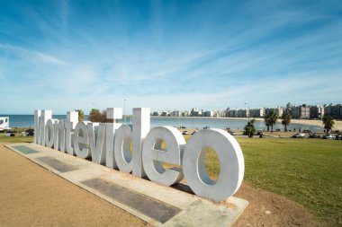 Dev harflerle yazılmış Montevideo
