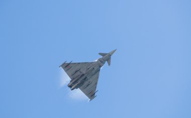 Düşük bir uçuşu Eurofighter düzlemde