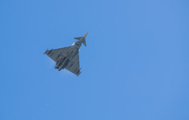 Düşük bir uçuşu Eurofighter düzlemde